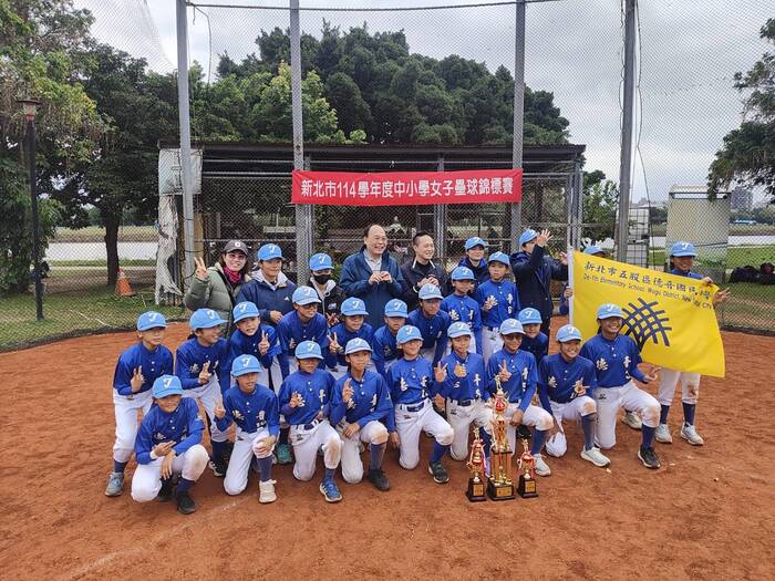 賀!本校壘球隊參加[新北市114學年度新北市女子壘球錦標賽]榮獲小學組亞軍。圖片